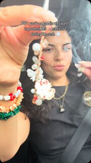 If you get your nails done and enjoy a sesh, you belong here 💅
Follow for:
• sesh etiquette
• manicure protection tips
• crystal ritual tools
• baddie essentials
Fresh nails every sesh.💅🏽🌸
Bonus✨I hand make every clip 🤭
Comment CLIP if you want the link.
Save this for your next sesh 💅